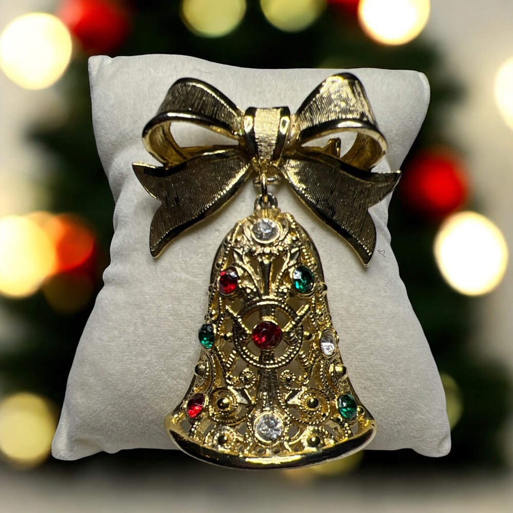 VTG Signed Avante Gold Tone Crystals Dangling Christmas Bell Ribbon Brooch/ Pin